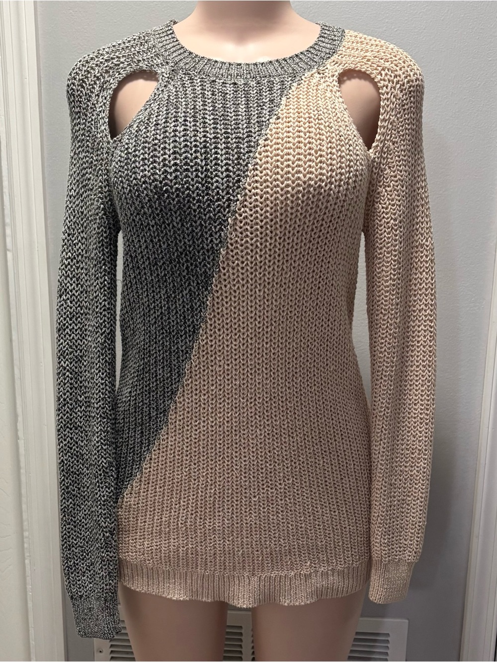 BCBGMAXAZRIA Elvina Colorblock Cutout Shoulder Knit Sweater Women’s Size XXS